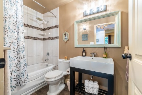 8117 Wiltshire Boulevard, Delta, BC - Indoor Photo Showing Bathroom