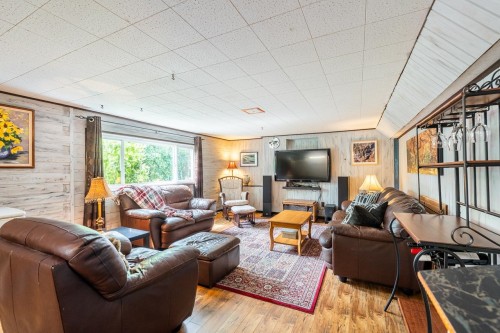 8117 Wiltshire Boulevard, Delta, BC - Indoor Photo Showing Living Room