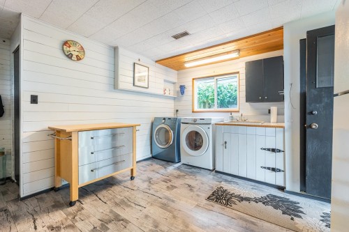 8117 Wiltshire Boulevard, Delta, BC - Indoor Photo Showing Laundry Room