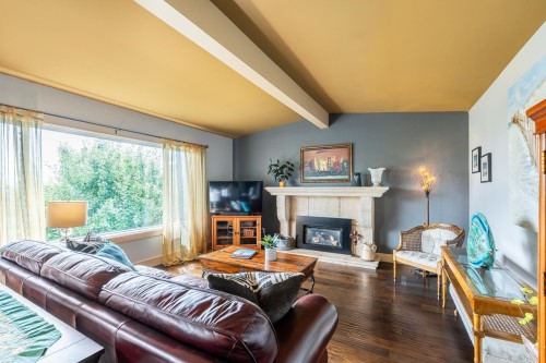8117 Wiltshire Boulevard, Delta, BC - Indoor Photo Showing Living Room With Fireplace