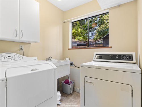 6843 Dover Place, Delta, BC - Indoor Photo Showing Laundry Room
