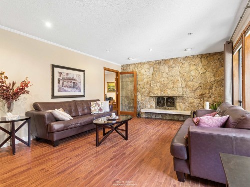 6843 Dover Place, Delta, BC - Indoor Photo Showing Living Room With Fireplace