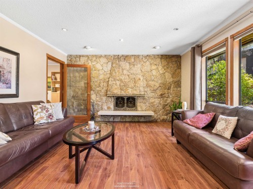 6843 Dover Place, Delta, BC - Indoor Photo Showing Living Room With Fireplace