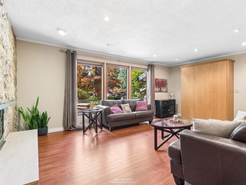 6843 Dover Place, Delta, BC - Indoor Photo Showing Living Room With Fireplace