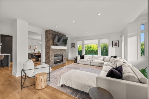 2732 Eagle Summit Crescent, Abbotsford, BC - Indoor Photo Showing Living Room With Fireplace