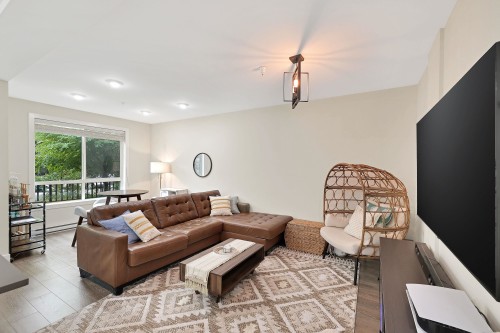 116-15351 101 Avenue, Surrey, BC - Indoor Photo Showing Living Room