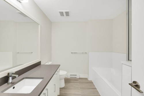 116-15351 101 Avenue, Surrey, BC - Indoor Photo Showing Bathroom