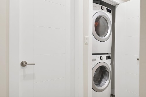 116-15351 101 Avenue, Surrey, BC - Indoor Photo Showing Laundry Room