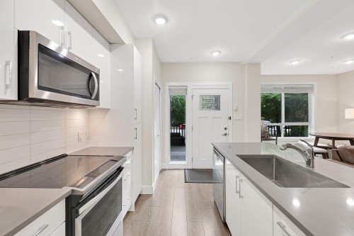 116-15351 101 Avenue, Surrey, BC - Indoor Photo Showing Kitchen With Upgraded Kitchen