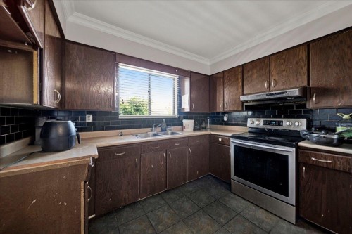 8531 116A Street, Delta, BC - Indoor Photo Showing Kitchen With Double Sink