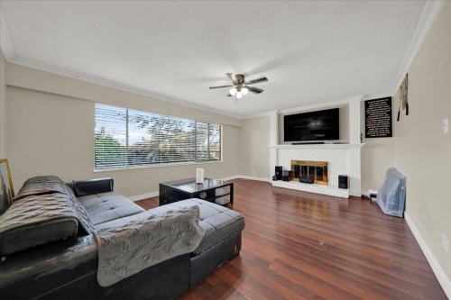 8531 116A Street, Delta, BC - Indoor Photo Showing Living Room With Fireplace