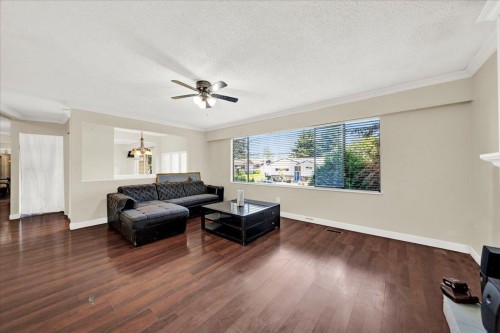 8531 116A Street, Delta, BC - Indoor Photo Showing Living Room