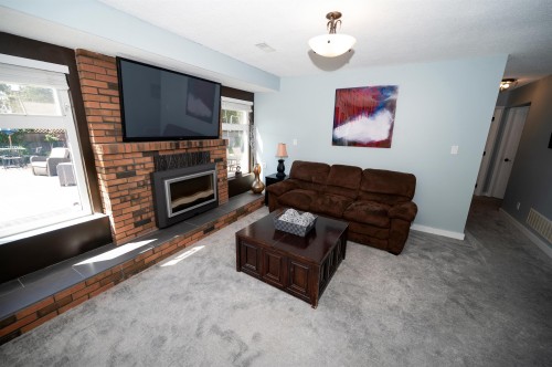 6545 Sunshine Drive, Delta, BC - Indoor Photo Showing Living Room With Fireplace