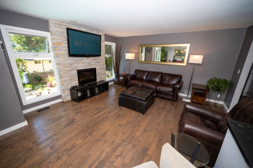 6545 Sunshine Drive, Delta, BC - Indoor Photo Showing Living Room With Fireplace