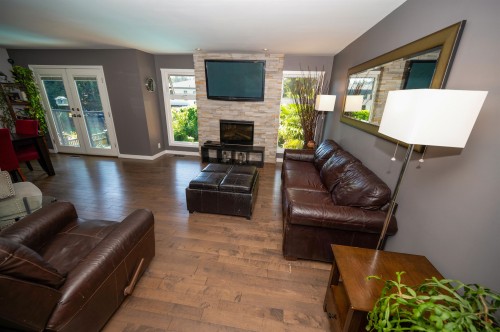 6545 Sunshine Drive, Delta, BC - Indoor Photo Showing Living Room With Fireplace