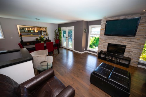 6545 Sunshine Drive, Delta, BC - Indoor Photo Showing Living Room With Fireplace