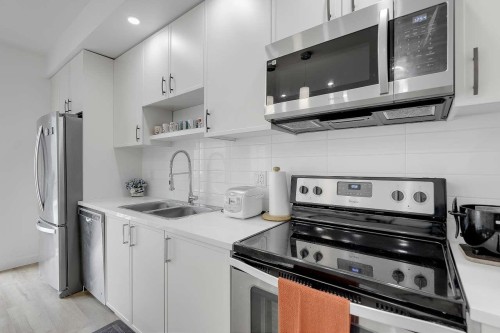 8-10433 158 Street, Surrey, BC - Indoor Photo Showing Kitchen With Double Sink With Upgraded Kitchen