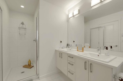 8-10433 158 Street, Surrey, BC - Indoor Photo Showing Bathroom