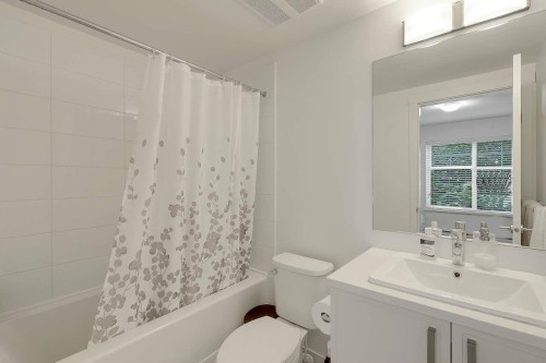 8-10433 158 Street, Surrey, BC - Indoor Photo Showing Bathroom