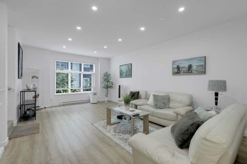 8-10433 158 Street, Surrey, BC - Indoor Photo Showing Living Room