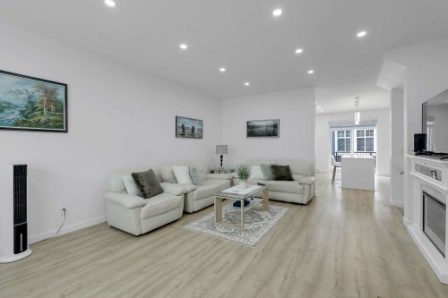 8-10433 158 Street, Surrey, BC - Indoor Photo Showing Living Room