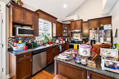 19686 73A Avenue, Langley, BC - Indoor Photo Showing Kitchen With Double Sink