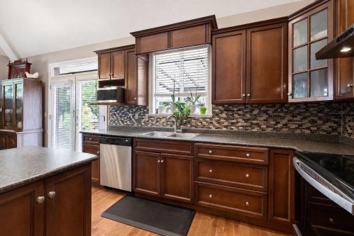 19686 73A Avenue, Langley, BC - Indoor Photo Showing Kitchen With Double Sink