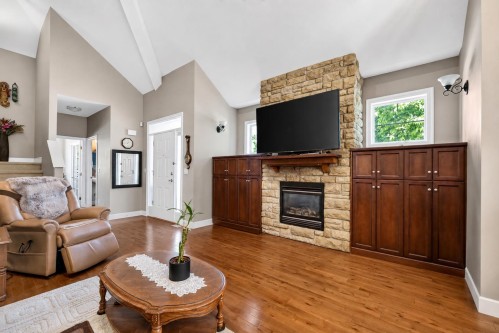 19686 73A Avenue, Langley, BC - Indoor Photo Showing Living Room With Fireplace