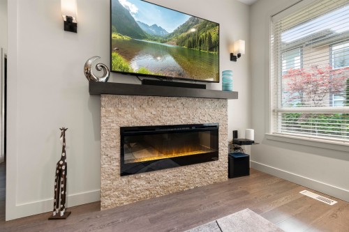 5-35846 Mckee Road, Abbotsford, BC - Indoor Photo Showing Living Room With Fireplace
