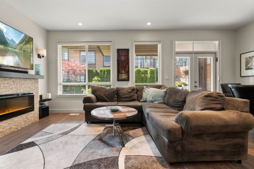 5-35846 Mckee Road, Abbotsford, BC - Indoor Photo Showing Living Room With Fireplace