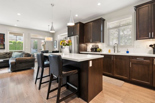 5-35846 Mckee Road, Abbotsford, BC - Indoor Photo Showing Kitchen With Upgraded Kitchen