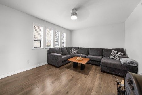 16212 56 Avenue, Surrey, BC - Indoor Photo Showing Living Room
