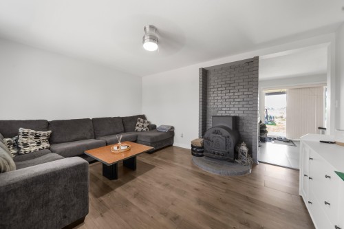 16212 56 Avenue, Surrey, BC - Indoor Photo Showing Living Room