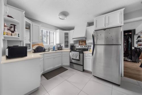 16212 56 Avenue, Surrey, BC - Indoor Photo Showing Kitchen