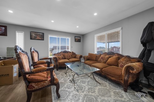 16212 56 Avenue, Surrey, BC - Indoor Photo Showing Living Room