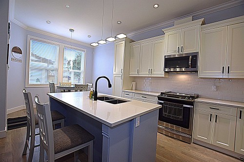 4376 Stephen Leacock Drive, Abbotsford, BC - Indoor Photo Showing Kitchen With Double Sink With Upgraded Kitchen