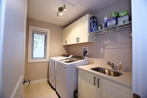 4376 Stephen Leacock Drive, Abbotsford, BC - Indoor Photo Showing Laundry Room