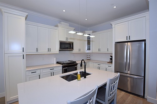 4376 Stephen Leacock Drive, Abbotsford, BC - Indoor Photo Showing Kitchen With Double Sink With Upgraded Kitchen