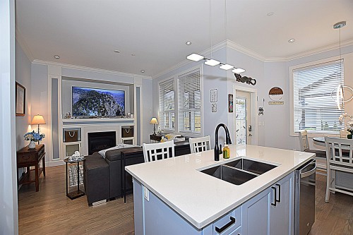 4376 Stephen Leacock Drive, Abbotsford, BC - Indoor Photo Showing Kitchen With Double Sink