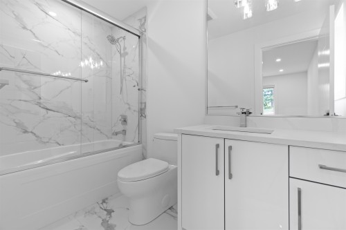 16633 Bell Road, Surrey, BC - Indoor Photo Showing Bathroom