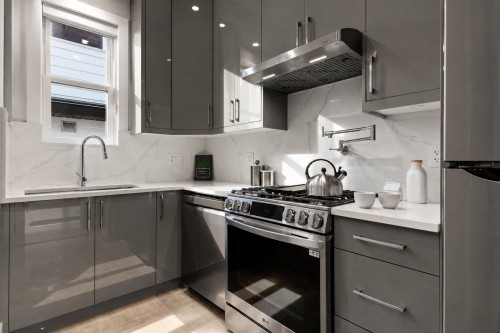 16633 Bell Road, Surrey, BC - Indoor Photo Showing Kitchen With Upgraded Kitchen