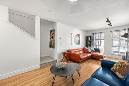 93-8930 Walnut Grove Drive, Langley, BC - Indoor Photo Showing Living Room