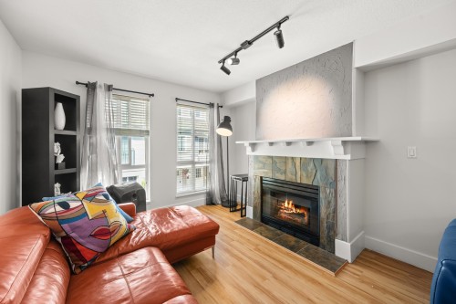 93-8930 Walnut Grove Drive, Langley, BC - Indoor Photo Showing Living Room With Fireplace