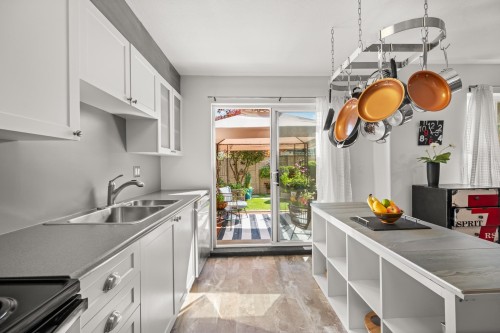 93-8930 Walnut Grove Drive, Langley, BC - Indoor Photo Showing Kitchen With Double Sink