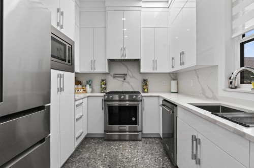 18610 57 Avenue, Surrey, BC - Indoor Photo Showing Kitchen With Upgraded Kitchen