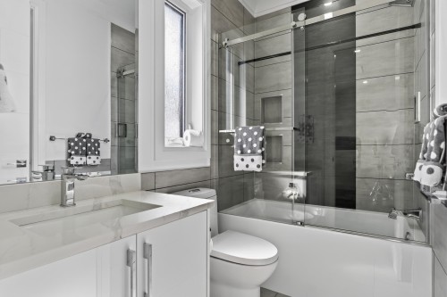 18610 57 Avenue, Surrey, BC - Indoor Photo Showing Bathroom