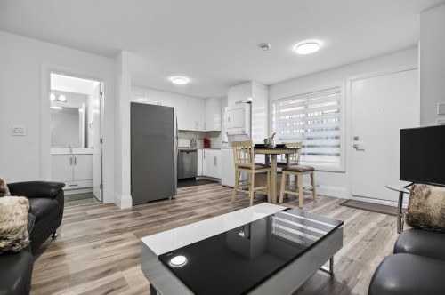 18610 57 Avenue, Surrey, BC - Indoor Photo Showing Living Room