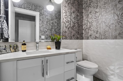 18610 57 Avenue, Surrey, BC - Indoor Photo Showing Bathroom