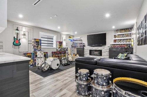 18610 57 Avenue, Surrey, BC - Indoor With Fireplace