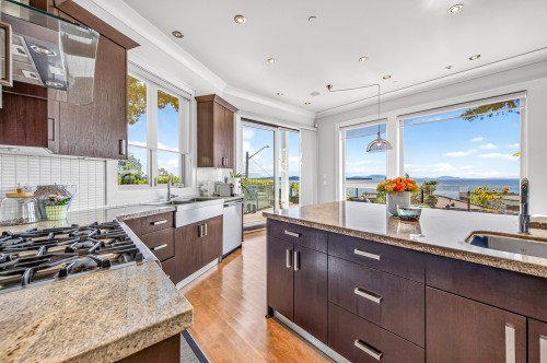 14533 Magdalen Avenue, White Rock, BC - Indoor Photo Showing Kitchen With Upgraded Kitchen